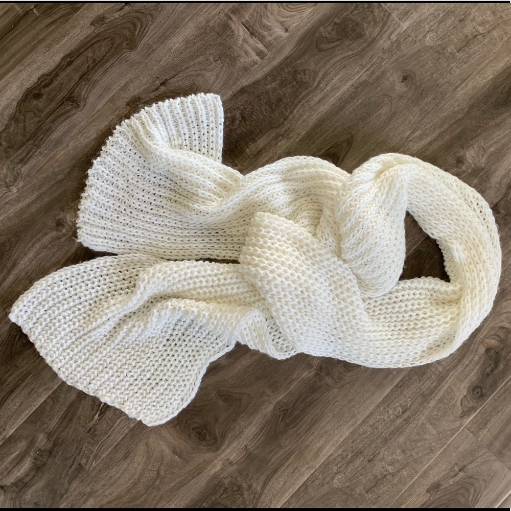 Big thick white knit scarf